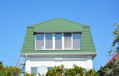 Güzel tavan mansard Oda, büyük pencereler ve metal çatı ile rahat ev.