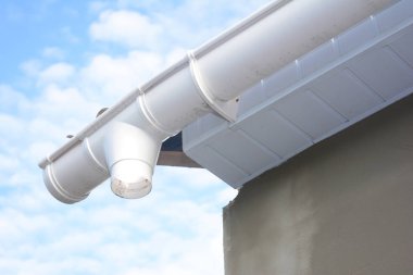 Eriyip inşaat. Yükleme, onarım yağmur oluk dowspout pis su borusu