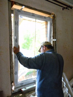 Kiev, Ukrayna - Mart, 21, 2018: Yüklenici onarım ve install yeni plastik pvc pencere eski evde. Ev windows yenileme.