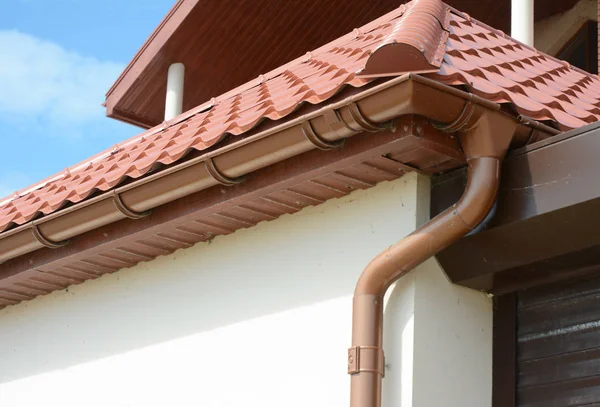 Будинок горищний металевий дах з соснами, фасією, жолобком на даху, водостічним жолобом — стокове фото