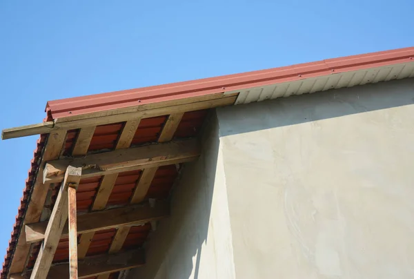 Metal roofing construction with unfinished eaves, fascia board, soffits. — Stock Photo, Image
