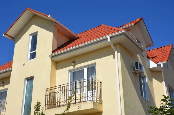 Haus Rotes Metalldach Mit Dachbodenfenster Balkon Dachrinnen Rohrleitungssystem Problembereich — Stockfoto