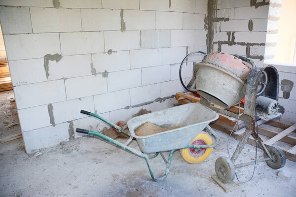Цементно-бетонный смеситель на стройплощадке дома. Бетономешалка, бетономешалка в интерьере дома
.