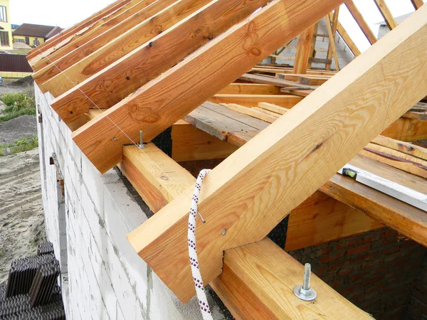 Tetőszerkezet Építése Fából Készült Gerendák Naplók Fürtös — Stock Fotó