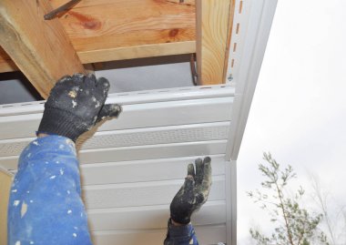 Yüklenici recessed panoları ev çatı yapımı üzerinde yükleme.