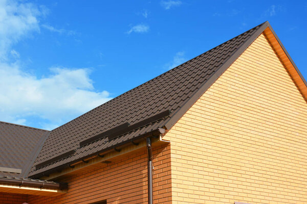 Закрыть на крыше снежные заграждения, водосточную трубу и металлическую кровельную конструкцию
. 