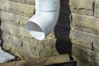 Yağmur oluk downspout boru çatı su drenaj ve su yalıtımı ev Vakfı Duvar için. Plastik Guttering sistemleri ile yağmur damla su.