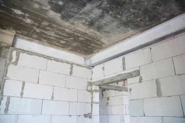 Metal çerçeve koruma iç bina deprem için. Giriş, çatı, tavan ve pencere Lentolar metal çerçeve ile depreme dayanıklı yapılar.