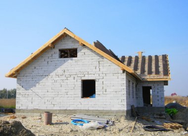 Yeni ev yapımı kiremit çatı kaplama ile. Çatı inşaat.
