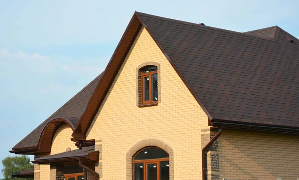 Dachdeckerbau Hausbau Mit Asphaltschindeln Regenrinne Und Dachlüftung Hautnah Auf Asphalt — Stockfoto