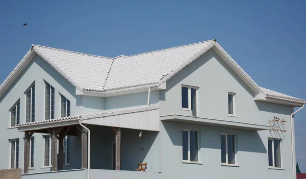 Edifício Casa Moderna Com Telhado Azulejos Brancos — Fotografia de Stock