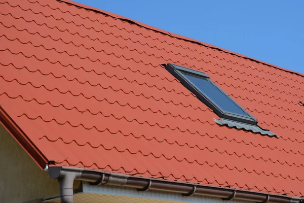 Primer Plano Techo Metal Con Ventana Del Tragaluz Ático Canaleta — Foto de Stock