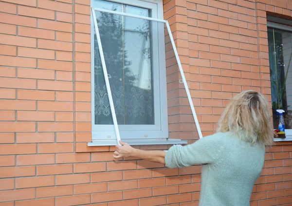 Женщина Устанавливает Комариный Проволочный Экран Окне Дома — стоковое фото
