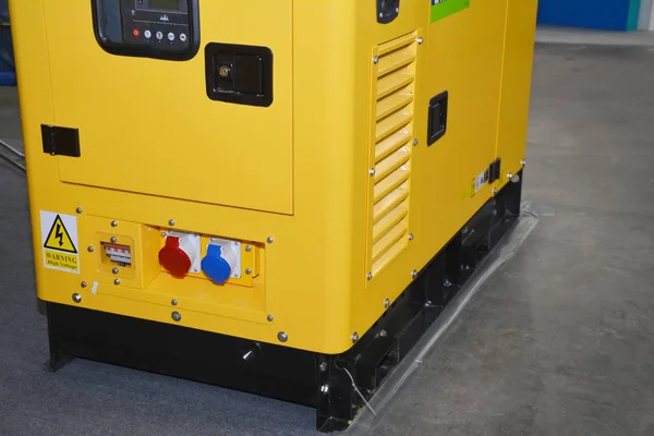 Närbild Standby Power Diesel Backup Generator För Hemmet Med Kontrollpanelen — Stockfoto