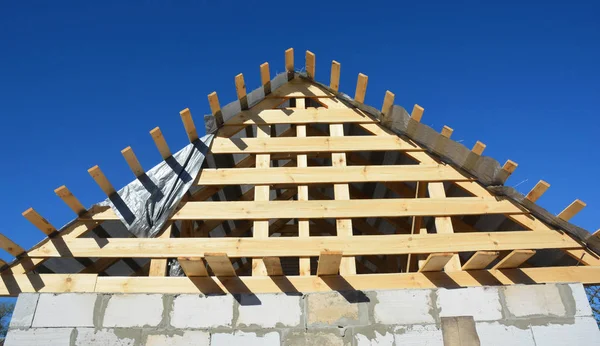 房子木屋顶建筑 安装木椽 — 图库照片