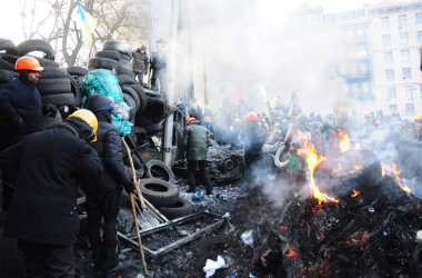 Kyiv, Ukrayna - 31 Ekim 2019: Meydan polis teşkilatını durdurmak için Meydan barikatlarında protestocu lastik ve molotof kuyruğu yaktı. Ukrayna, Kyiv 'de sokak kavgaları. Ukrayna krizi.