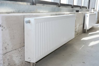 Radyatör ısıtması. Evde radyatör ısıtıcısı kuruluyor. Beyaz metal radyatörler ısınıyor..