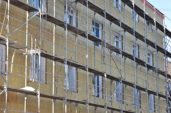 Renovación de edificios de oficinas con aislamiento de lana de roca. Aislamiento de pared externo con fibra de vidrio . — Foto de Stock