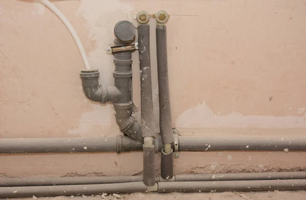 Instalando e isolar tubos de água na sala de banho da casa . — Fotografia de Stock