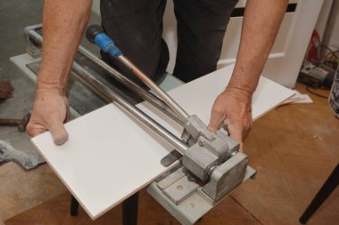 Müteahhit seramik zemini kesiyor.