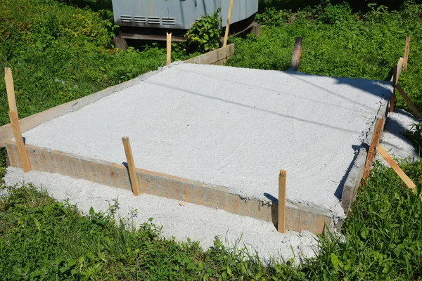 Бетонный фундамент на строительной площадке. Монолитные плиты - это фундаментные системы, построенные как одна бетонная заливка, состоящая из бетонной плиты. . — стоковое фото