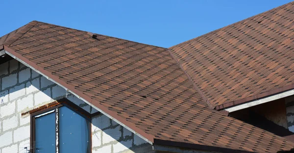 Áreas problemáticas para la casa Tejas de asfalto Construcción de techos de esquina Impermeabilización al aire libre — Foto de Stock