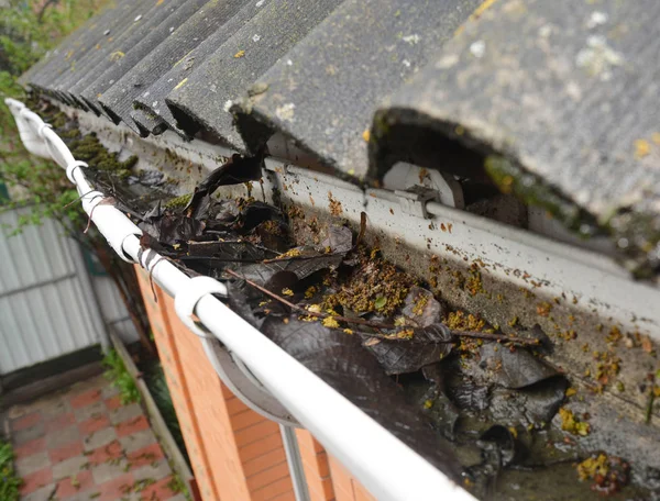 Прибирання даху будинку. Asbestos Дах Гуттер прибирання . — стокове фото