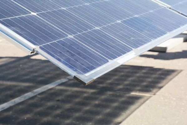 Planta de energía del panel solar de cerca, paneles solares energía verde cóncavo — Foto de Stock