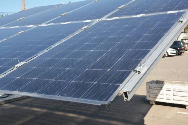 Planta de energía del panel solar en el aparcamiento . — Foto de Stock