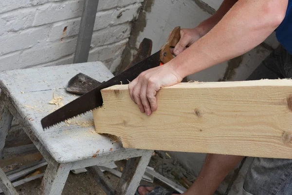 Різаний дерев'яний брус з ручною пилкою для будівництва покрівлі — стокове фото