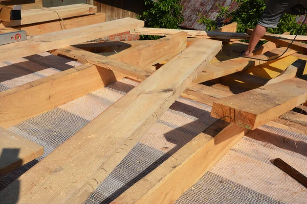 Tetőszerkezet fából készült gerendák, szarufák, páratartókkal rendelkező Rácsos tartók, szivárgó tető elleni szigetelés — Stock Fotó