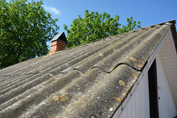 벽돌 굴뚝 이 있는 오래 된 집의 석면 지붕 가까이 — 스톡 사진