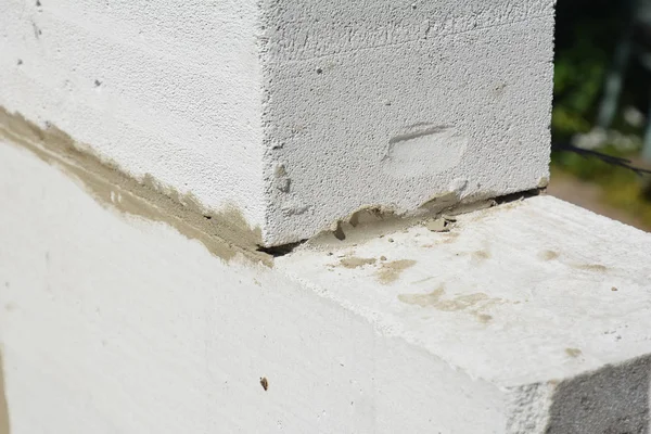 Laying autoclaved aerated concrete blocks for house wall. Close up on laying blocks — Stock Image Laying autoclaved aerated concrete blocks for house wall. Close up on laying blocks Royalty Free Stock Photos