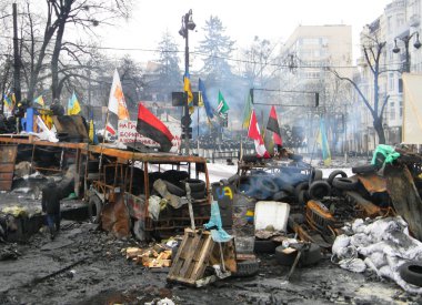  Protestocu, toplum polisini durdurmak için Meydan barikatlarında lastik ve molotof kuyruk yakıyor. Ukrayna, Kyiv 'de sokak kavgaları.