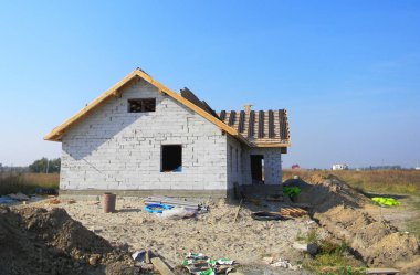 Çatı yapımı yeni ev inşaatı, kil kil kiremitler ve siper döşeme