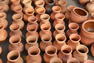 Clay çömlek desenli arka plan. Satılık seramik tencereler