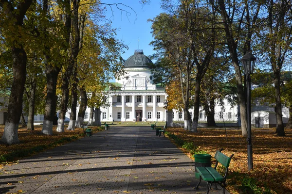 Yolculuk. Saray ve park topluluğu. Kachanivka (Kachanovka), Sonbaharda Ukrayna — Stok fotoğraf