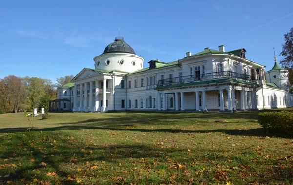 Journey. Palace and park ensemble. Kachanivka (Kachanovka), Ukraine — Stock Photo, Image