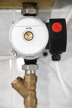 Isı pompası su ısıtıcı tedarikçisi. Elektrikli kazanda sıcak su pompası. 