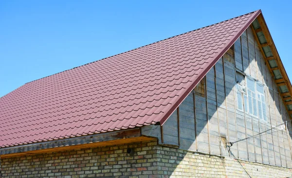 New metal house roofing construction with attic — Stockfoto