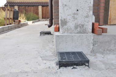 Yağmur oluğu aşağı boru kurulumu ve inşaat halindeki evlerin gideri