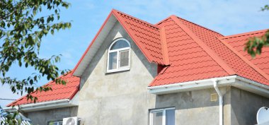 Çatı çatı oluğu boru hattı ve metal karmaşık çatı inşaatı 