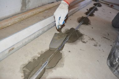 Beton Döşeme. İnşaatçı metal levha kuruyor. Beton Döşeme