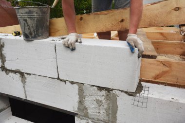Tuğlacı, otoklastır havalandırmalı beton bloklar döşeyip yeni ev duvarı yaptırıyor.. 