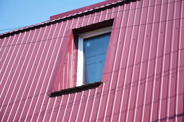 Grenier fenêtre de la maison sur le toit en métal. Fenêtre grenier . — Photo