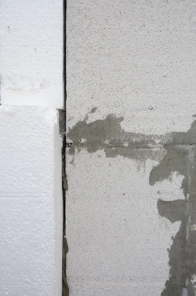 Dış duvar yalıtım tabakası ve köpük. Evin duvarına sert köpük yalıtım tahtası yerleştiriliyor.. — Stok fotoğraf