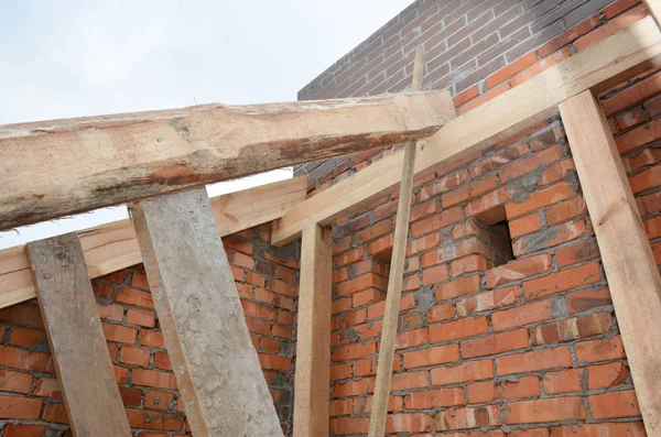 Casa techo estructura de madera construcción con cerchas, vigas de madera —  Fotos de Stock