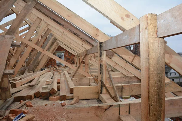 Nedokončený podkrovní dům střešní střešní konstrukce podkrovní trámy, rámové dřevěné trámy, okapy, dřevo. — Stock fotografie