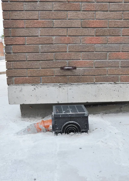 Instalación de tuberías de canalón de lluvia con drenaje de la casa en construcción y soporte de pared de canalón — Foto de Stock