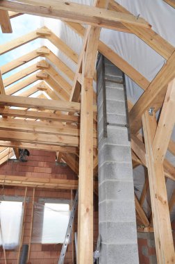 Tavan arasına sünger taşından baca yapıyorlar. Ev çatısı inşaatı